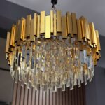 Candelabru Modern Prism Gold 50 cm – Cristal K9 Premium, 8 Surse, Finisaj Auriu Mat Texturat