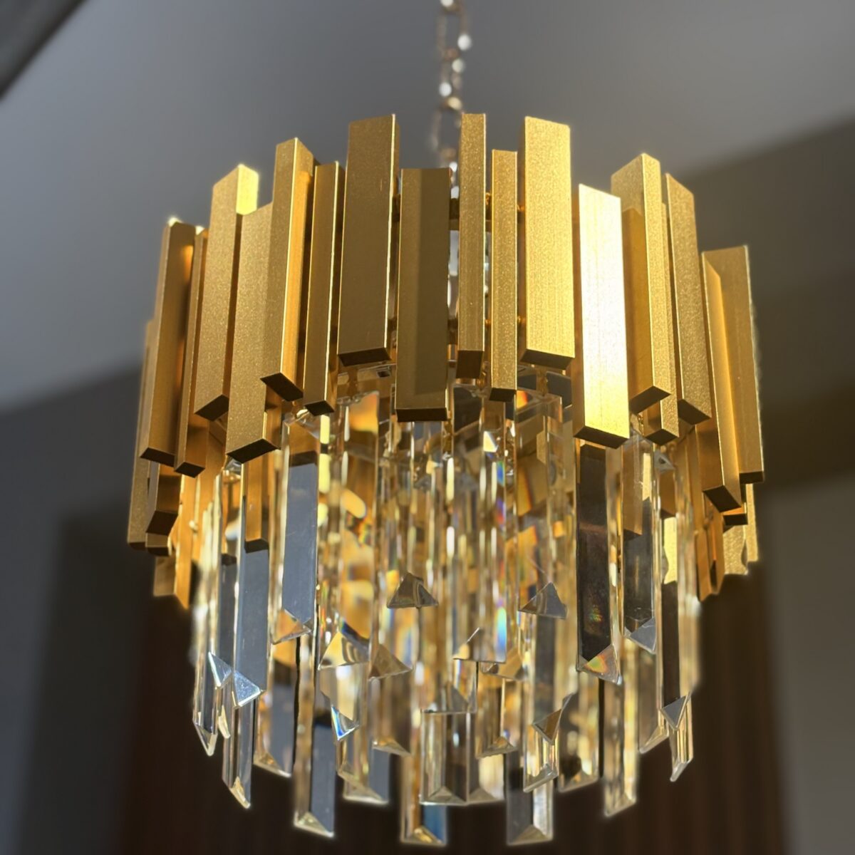 Candelabru Modern Prism Gold 30 cm – Cristal K9 Premium, 3 Surse, Finisaj Auriu Mat Texturat - imagine 3