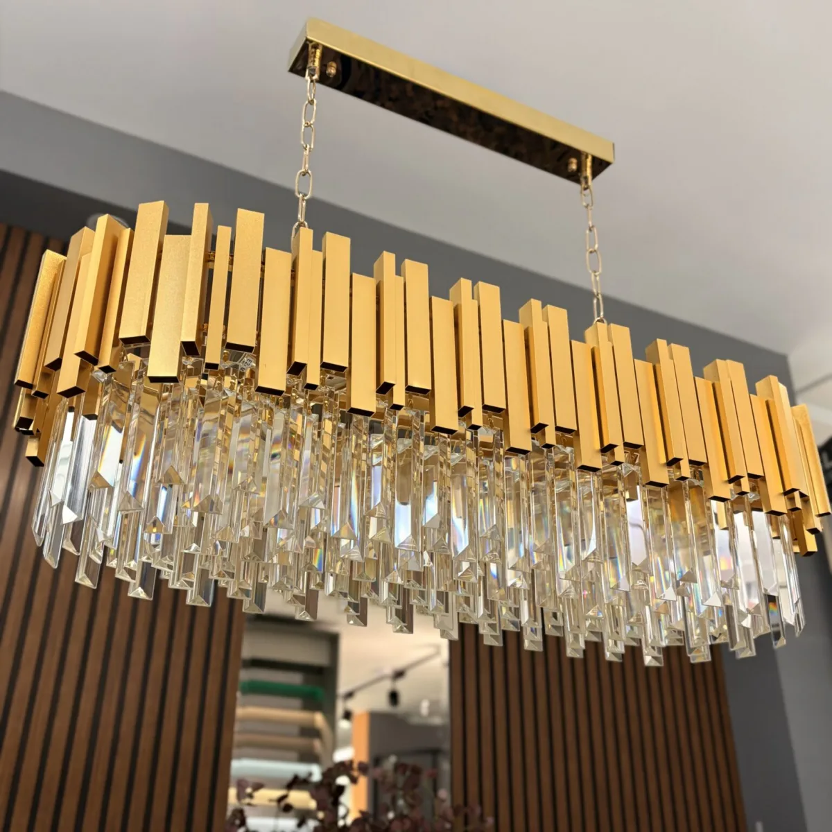 Candelabru Modern Prism Gold – Grand Edition, 81 cm – Cristal K9 Premium Transparent și Metal Auriu, 8 Becuri E14, Design Liniar Exclusiv pentru Dining și Insulă Bucătărie - imagine 2