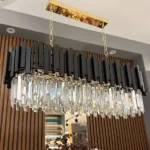 Candelabru Modern Prism Black – Grand Edition, 81 cm – Cristal K9 Premium Transparent și Metal Negru Mat, 8 Becuri E27, Design Liniar Exclusiv pentru Dining și Insulă Bucătărie