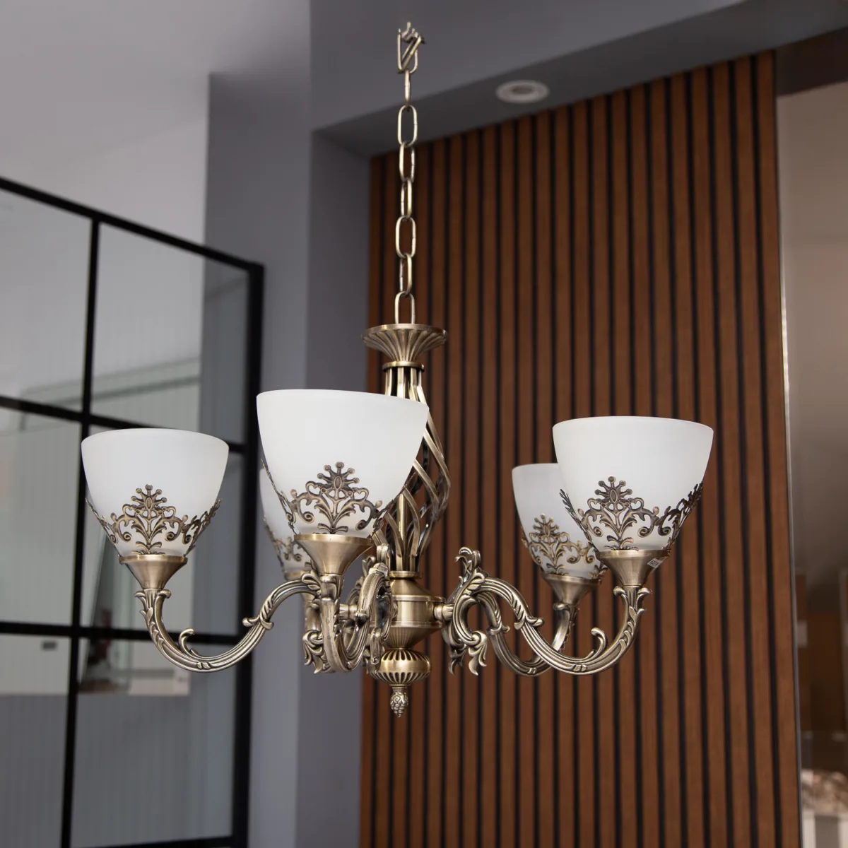 Candelabru Clasic Vintage Bronze – Lustră cu 5 Surse de Lumină, Abajururi din Sticlă Mată și Detalii Filigran, Ideal pentru Living sau Dining - imagine 6