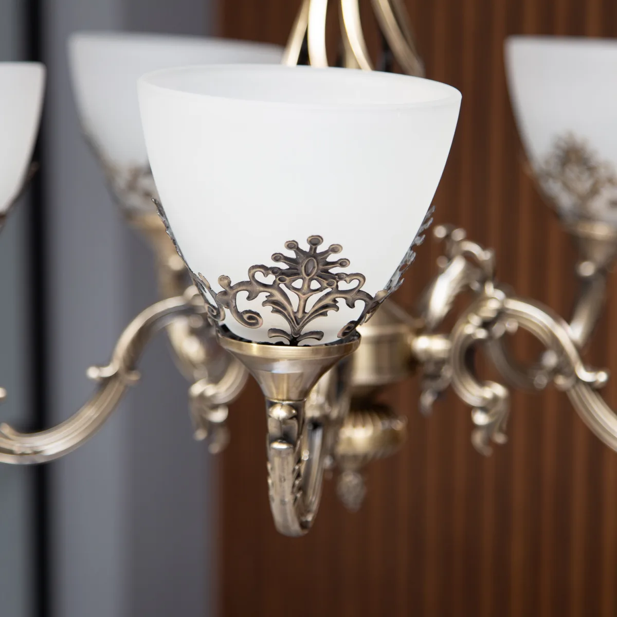 Candelabru Clasic Vintage Bronze – Lustră cu 5 Surse de Lumină, Abajururi din Sticlă Mată și Detalii Filigran, Ideal pentru Living sau Dining - imagine 3