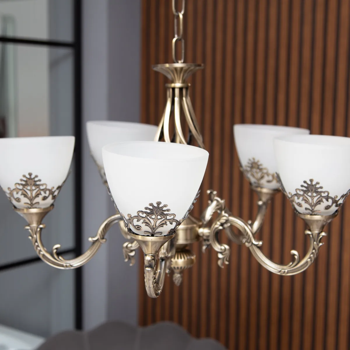 Candelabru Clasic Vintage Bronze – Lustră cu 5 Surse de Lumină, Abajururi din Sticlă Mată și Detalii Filigran, Ideal pentru Living sau Dining - imagine 5