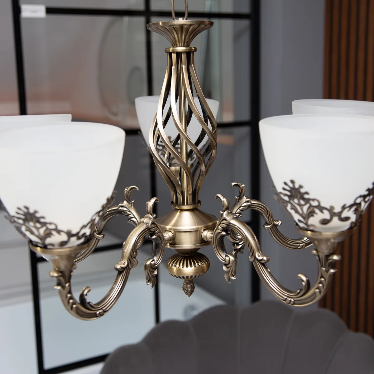 Candelabru Clasic Vintage Bronze – Lustră cu 5 Surse de Lumină, Abajururi din Sticlă Mată și Detalii Filigran, Ideal pentru Living sau Dining - imagine 4