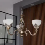 Candelabru Clasic Vintage Bronze – Lustră cu 5 Surse de Lumină, Abajururi din Sticlă Mată și Detalii Filigran, Ideală pentru Hol, Bucătărie sau Dormitor