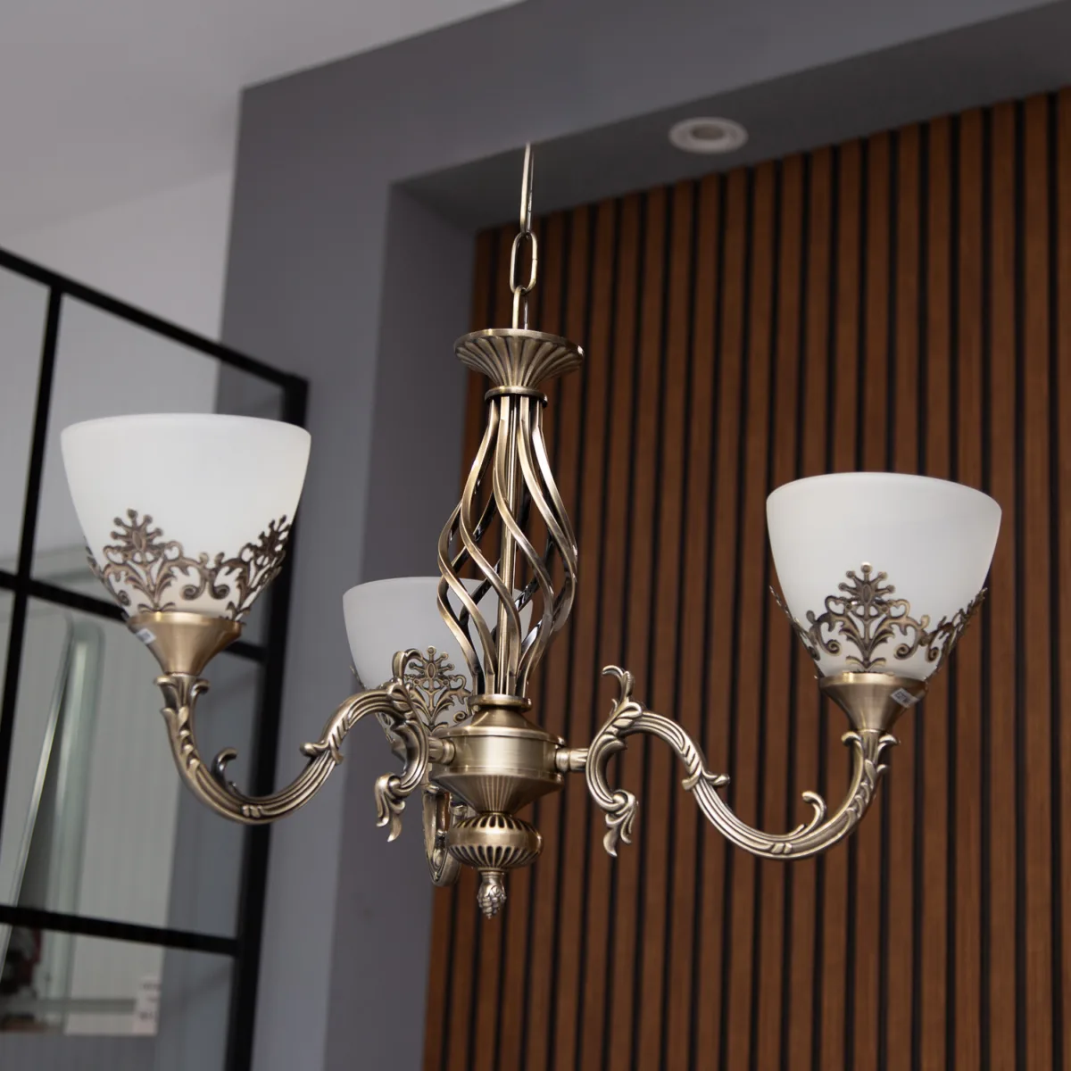 Candelabru Clasic Vintage Bronze – Lustră cu 5 Surse de Lumină, Abajururi din Sticlă Mată și Detalii Filigran, Ideală pentru Hol, Bucătărie sau Dormitor - imagine 4
