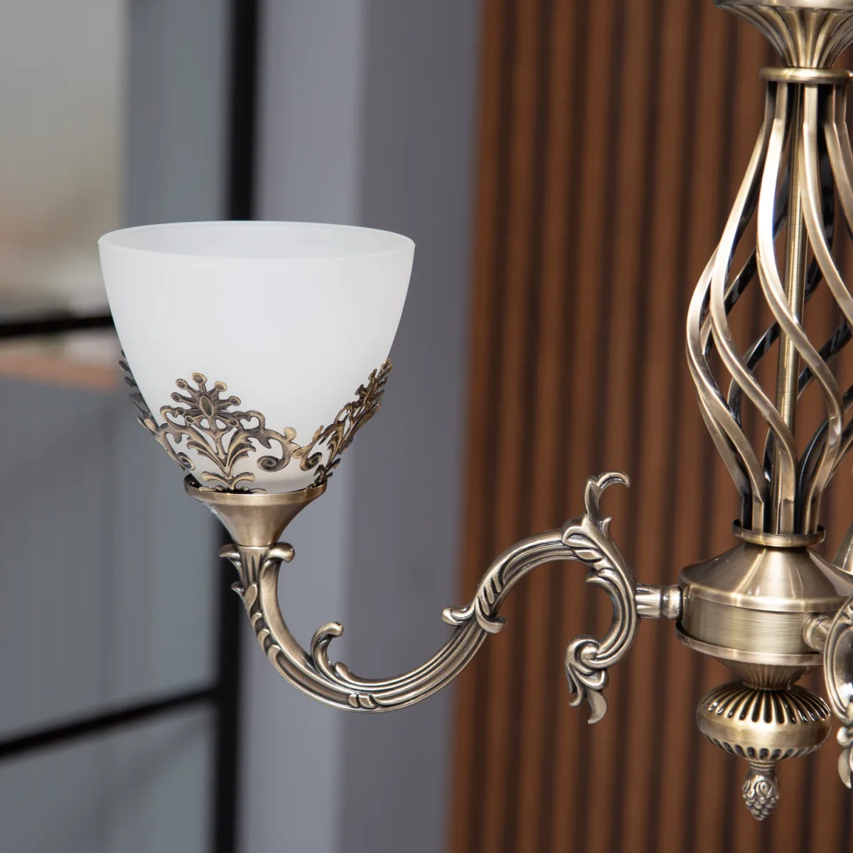 Candelabru Clasic Vintage Bronze – Lustră cu 5 Surse de Lumină, Abajururi din Sticlă Mată și Detalii Filigran, Ideală pentru Hol, Bucătărie sau Dormitor - imagine 2