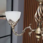 Candelabru Clasic Vintage Bronze – Lustră cu 5 Surse de Lumină, Abajururi din Sticlă Mată și Detalii Filigran, Ideală pentru Hol, Bucătărie sau Dormitor - imagine 2