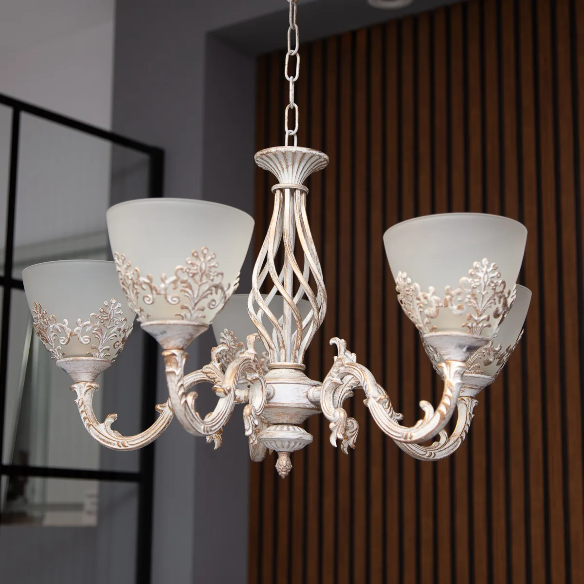 Candelabru Vintage Alb-Antichizat cu 5 Surse de Lumină, Abajururi din Sticlă Mată și Detalii Filigran, Ideal pentru Living sau Dormitor - imagine 7