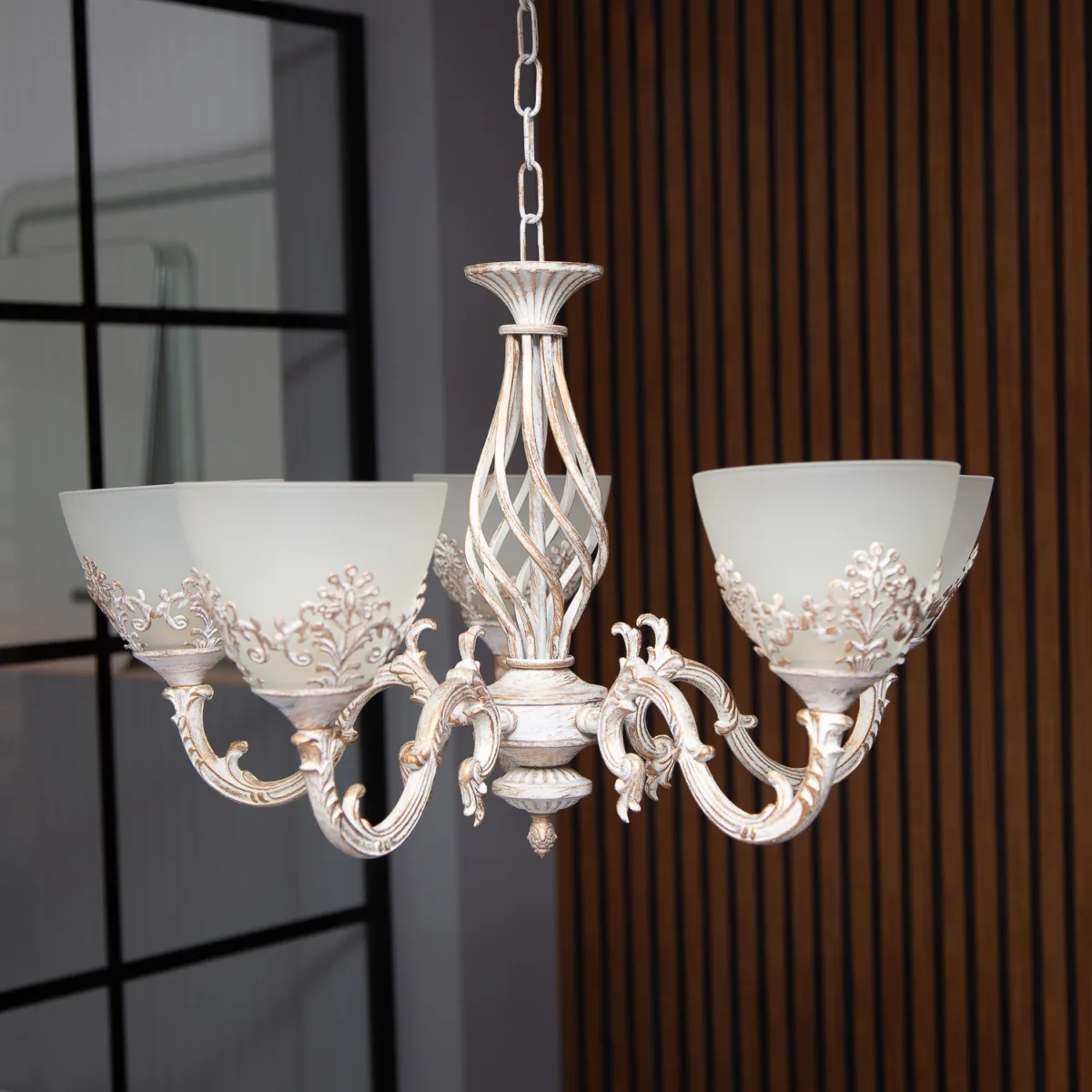 Candelabru Vintage Alb-Antichizat cu 5 Surse de Lumină, Abajururi din Sticlă Mată și Detalii Filigran, Ideal pentru Living sau Dormitor - imagine 4