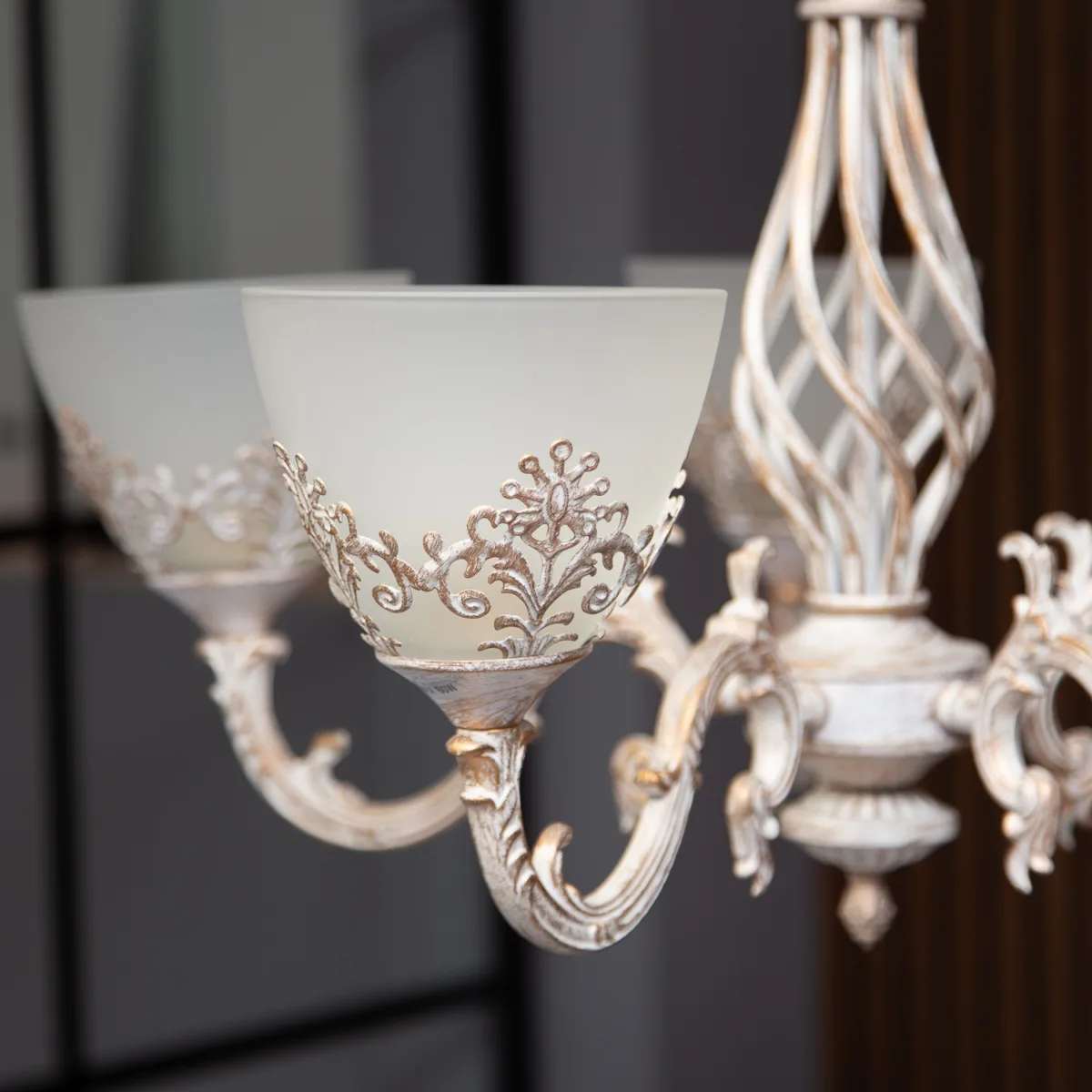 Candelabru Vintage Alb-Antichizat cu 5 Surse de Lumină, Abajururi din Sticlă Mată și Detalii Filigran, Ideal pentru Living sau Dormitor - imagine 2