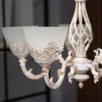 Candelabru Vintage Alb-Antichizat cu 5 Surse de Lumină, Abajururi din Sticlă Mată și Detalii Filigran, Ideal pentru Living sau Dormitor - imagine 2