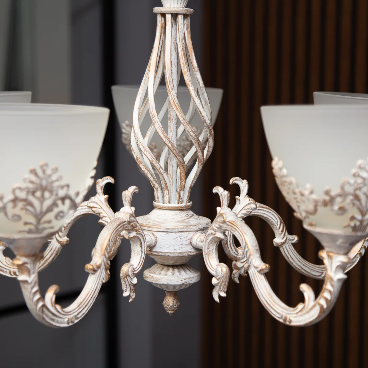 Candelabru Vintage Alb-Antichizat cu 5 Surse de Lumină, Abajururi din Sticlă Mată și Detalii Filigran, Ideal pentru Living sau Dormitor - imagine 5