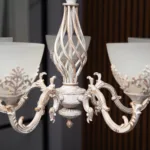 Candelabru Vintage Alb-Antichizat cu 5 Surse de Lumină, Abajururi din Sticlă Mată și Detalii Filigran, Ideal pentru Living sau Dormitor - imagine 5