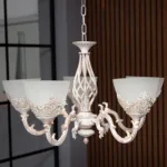 Candelabru Vintage Alb-Antichizat cu 5 Surse de Lumină, Abajururi din Sticlă Mată și Detalii Filigran, Ideal pentru Living sau Dormitor