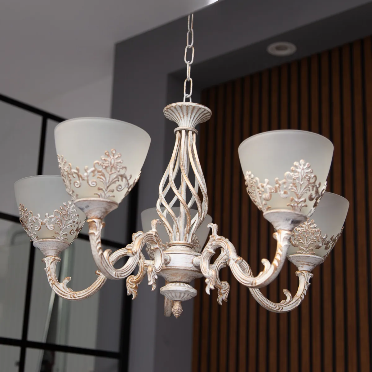 Candelabru Vintage Alb-Antichizat cu 5 Surse de Lumină, Abajururi din Sticlă Mată și Detalii Filigran, Ideal pentru Living sau Dormitor - imagine 6