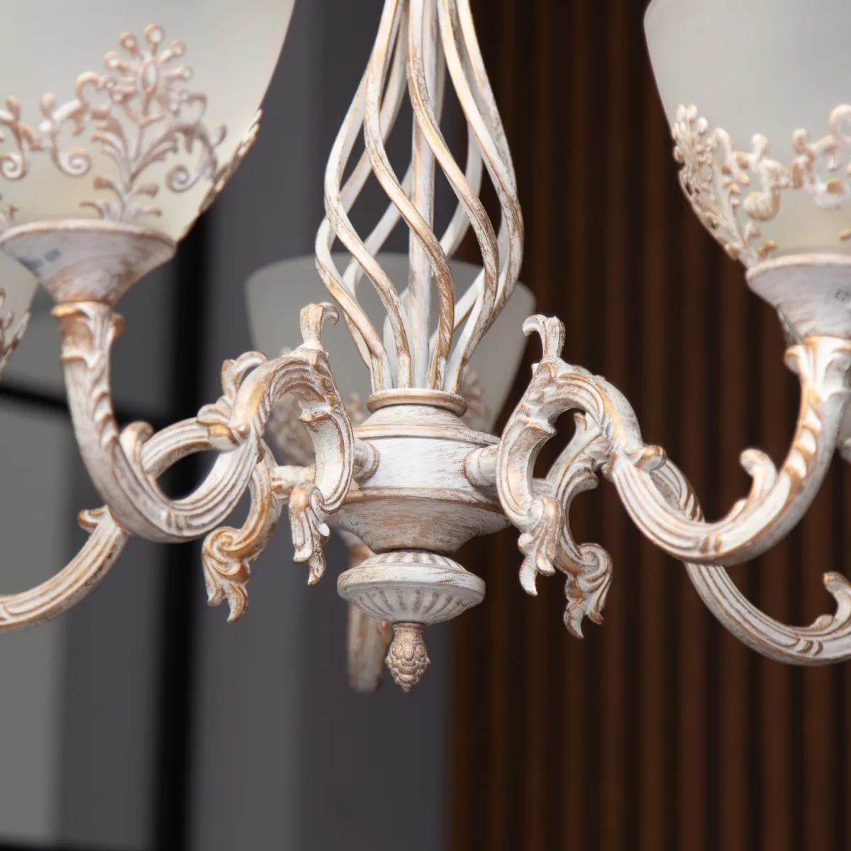 Candelabru Vintage Alb-Antichizat cu 5 Surse de Lumină, Abajururi din Sticlă Mată și Detalii Filigran, Ideal pentru Living sau Dormitor - imagine 3