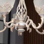 Candelabru Vintage Alb-Antichizat cu 5 Surse de Lumină, Abajururi din Sticlă Mată și Detalii Filigran, Ideal pentru Living sau Dormitor - imagine 3