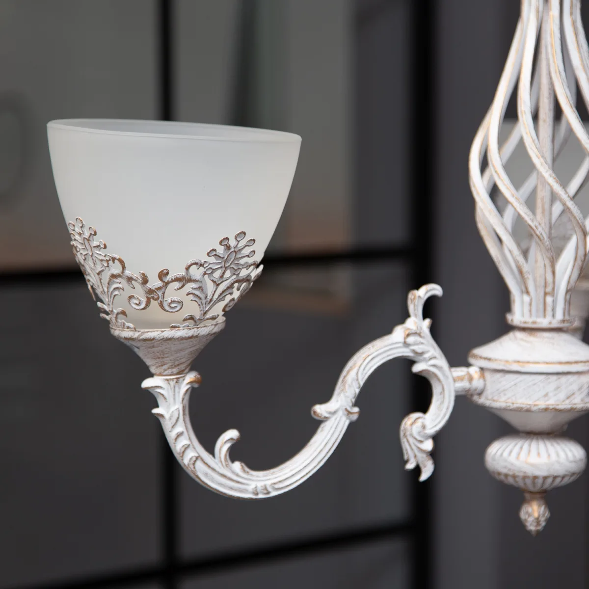 Candelabru Vintage Alb-Antichizat cu 3 Surse de Lumină, Abajururi din Sticlă Mată și Detalii Filigran Ideal pentru Living, Dining sau Dormitoar - imagine 5