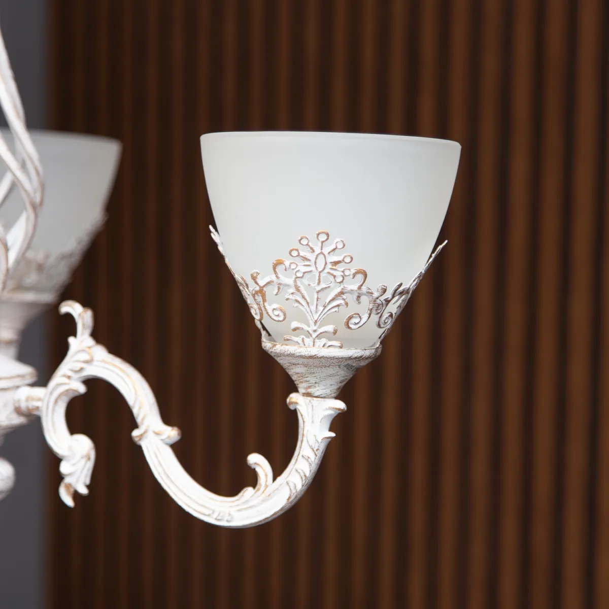 Candelabru Vintage Alb-Antichizat cu 3 Surse de Lumină, Abajururi din Sticlă Mată și Detalii Filigran Ideal pentru Living, Dining sau Dormitoar - imagine 3