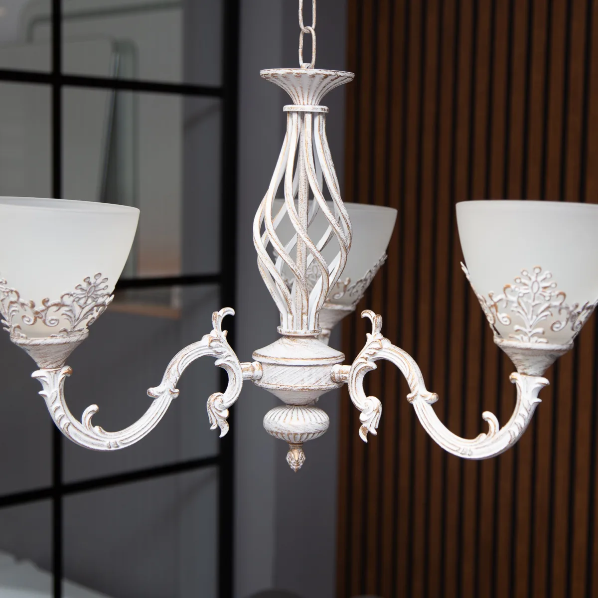 Candelabru Vintage Alb-Antichizat cu 3 Surse de Lumină, Abajururi din Sticlă Mată și Detalii Filigran Ideal pentru Living, Dining sau Dormitoar - imagine 2