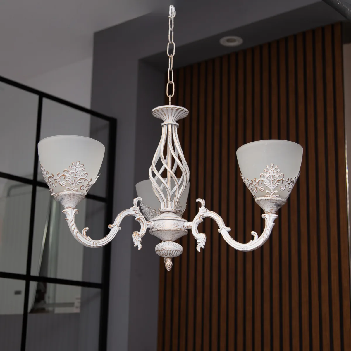 Candelabru Vintage Alb-Antichizat cu 3 Surse de Lumină, Abajururi din Sticlă Mată și Detalii Filigran Ideal pentru Living, Dining sau Dormitoar - imagine 4