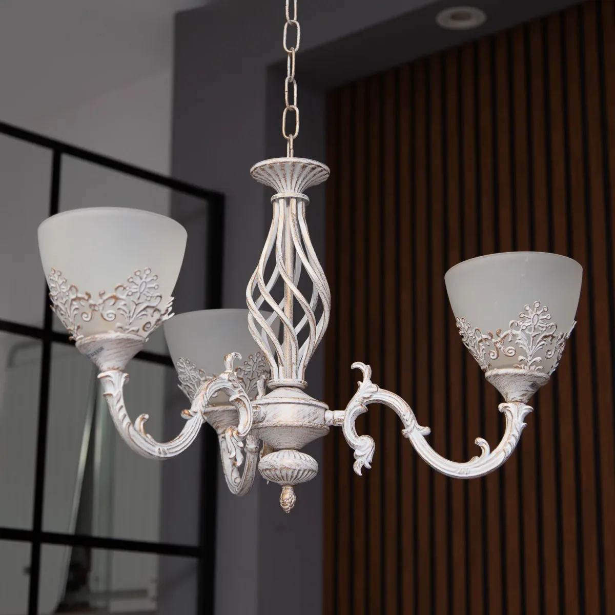 Candelabru Vintage Alb-Antichizat cu 3 Surse de Lumină, Abajururi din Sticlă Mată și Detalii Filigran Ideal pentru Living, Dining sau Dormitoar - imagine 2