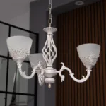 Candelabru Vintage Alb-Antichizat cu 3 Surse de Lumină, Abajururi din Sticlă Mată și Detalii Filigran Ideal pentru Living, Dining sau Dormitoar