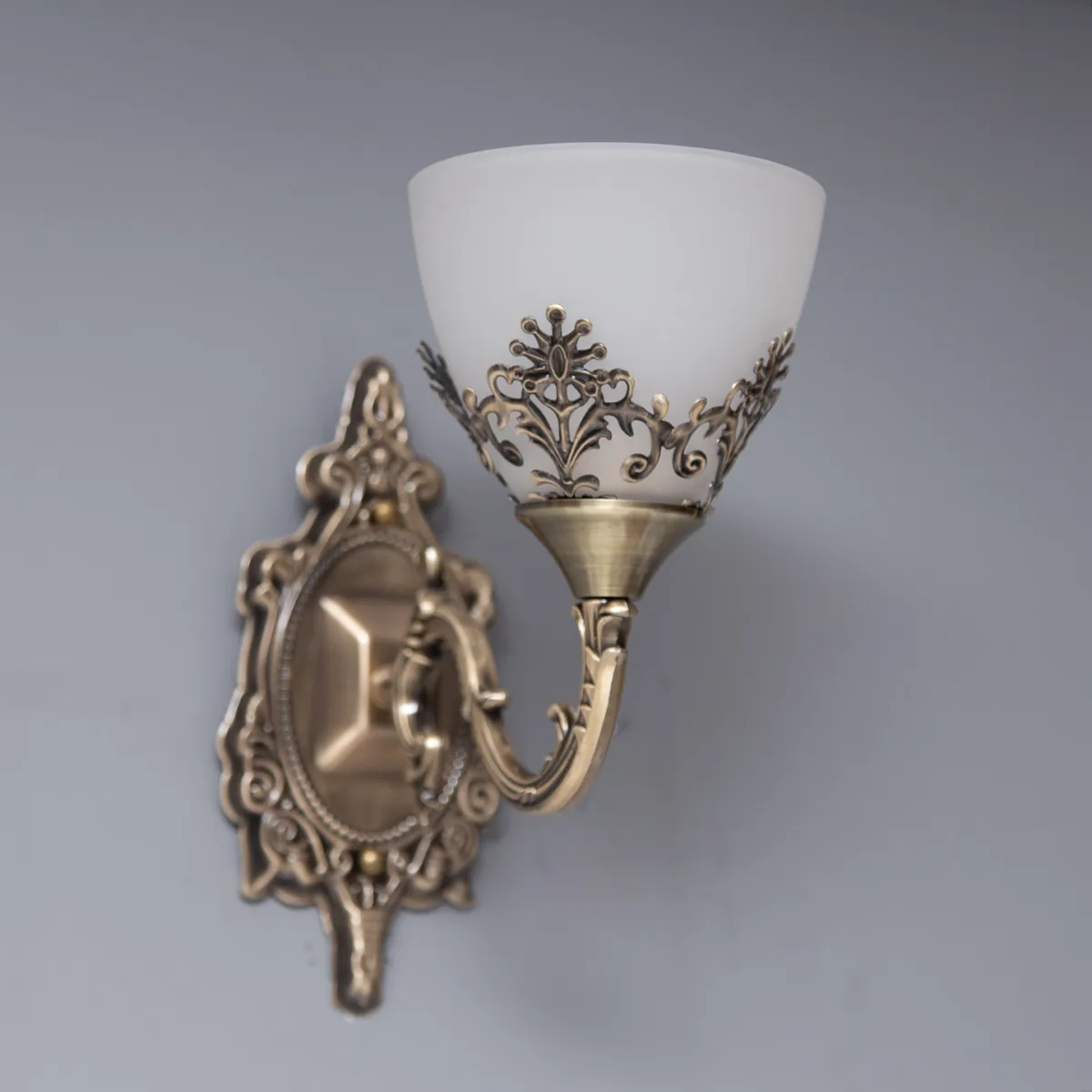 Aplica Vintage Bronz cu 1 Sursă de Lumină – Abajur din Sticlă Mată și Detalii Filigran, Ideală pentru Hol, Dormitor sau Completarea Setului Clasic - imagine 3