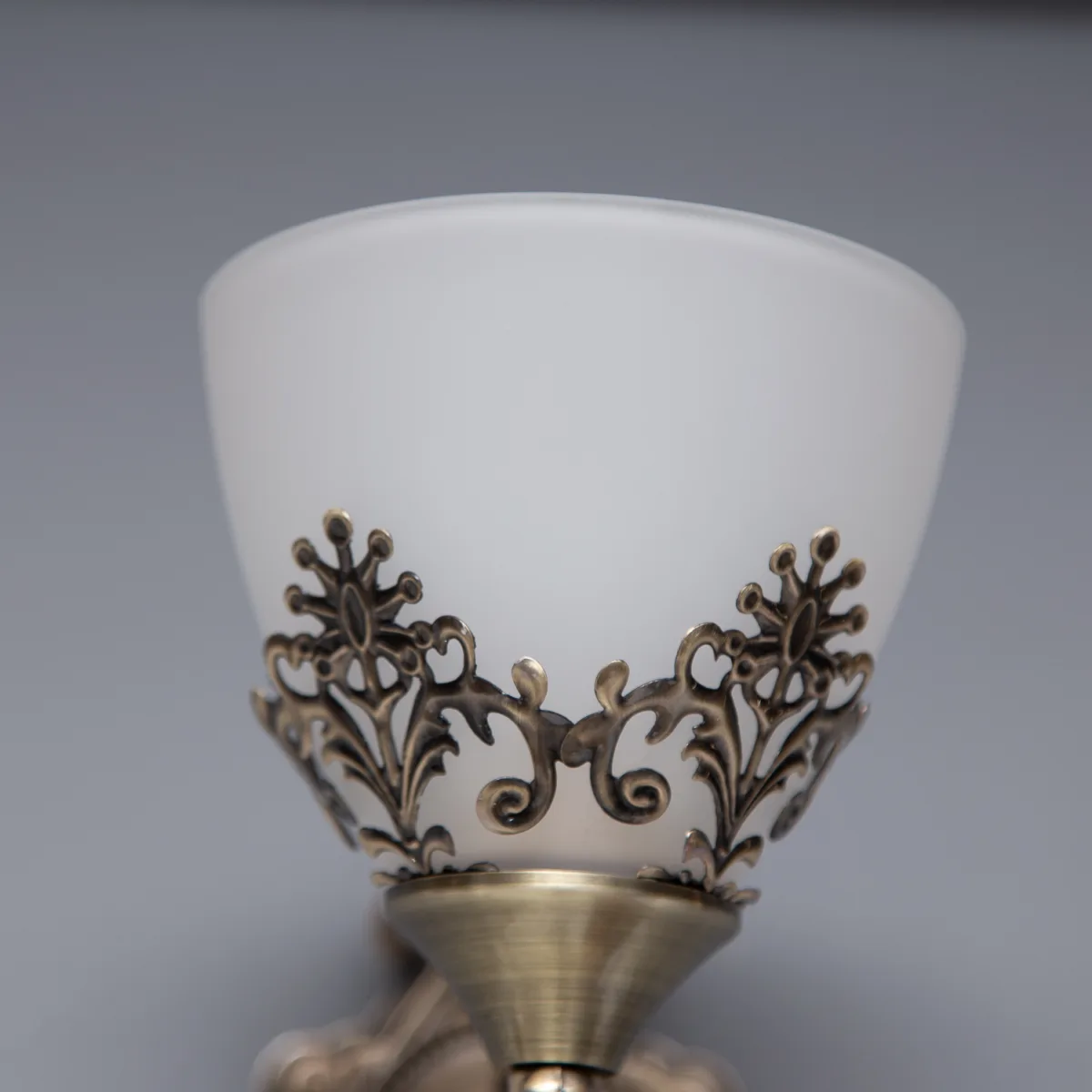 Aplica Vintage Bronz cu 1 Sursă de Lumină – Abajur din Sticlă Mată și Detalii Filigran, Ideală pentru Hol, Dormitor sau Completarea Setului Clasic - imagine 2