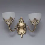 Aplică Vintage Bronz cu 2 Surse de Lumină – Design Retro cu Abajururi Sticlă Mată și Detalii Filigran, Ideală pentru Living, Hol sau Dormitor