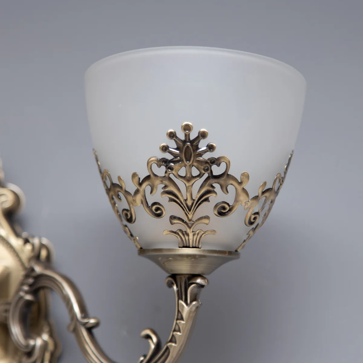 Aplică Vintage Bronz cu 2 Surse de Lumină – Design Retro cu Abajururi Sticlă Mată și Detalii Filigran, Ideală pentru Living, Hol sau Dormitor - imagine 2