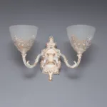Aplică Vintage Alb-Antichizat cu 2 Surse de Lumină – Design Retro cu Abajururi Sticlă Mată și Detalii Filigran, Ideală pentru Dormitor sau Living