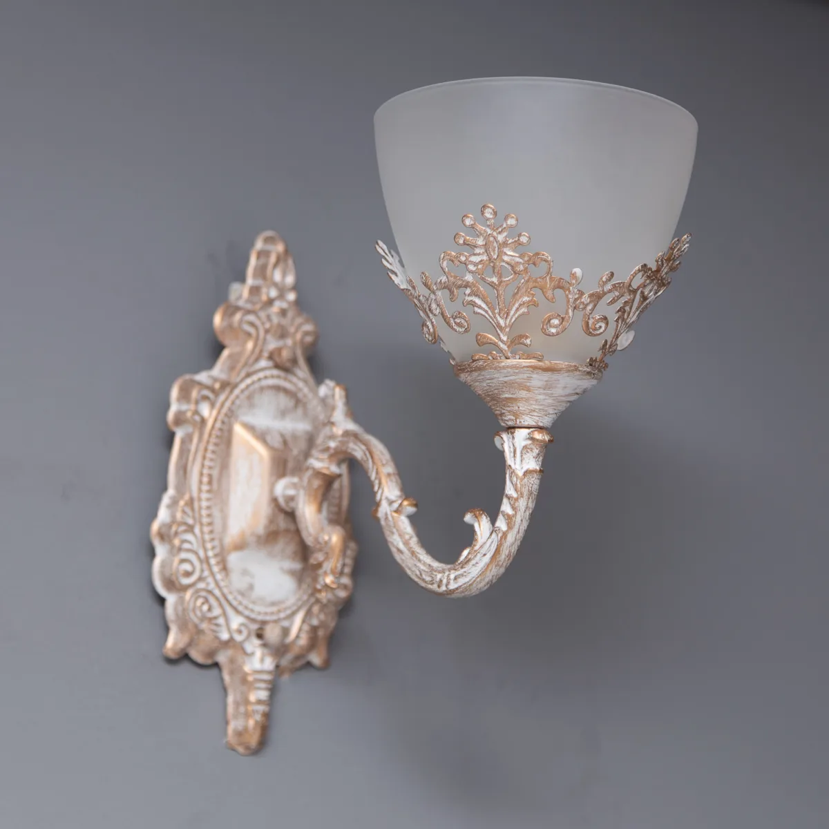 Aplică Vintage Alb-Antichizat cu 1 Sursă de Lumină – Design Retro cu Abajur Sticlă Mată și Detalii Filigran, Ideală pentru Hol, Dormitor sau Living - imagine 3