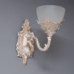 Aplică Vintage Alb-Antichizat cu 1 Sursă de Lumină – Design Retro cu Abajur Sticlă Mată și Detalii Filigran, Ideală pentru Hol, Dormitor sau Living