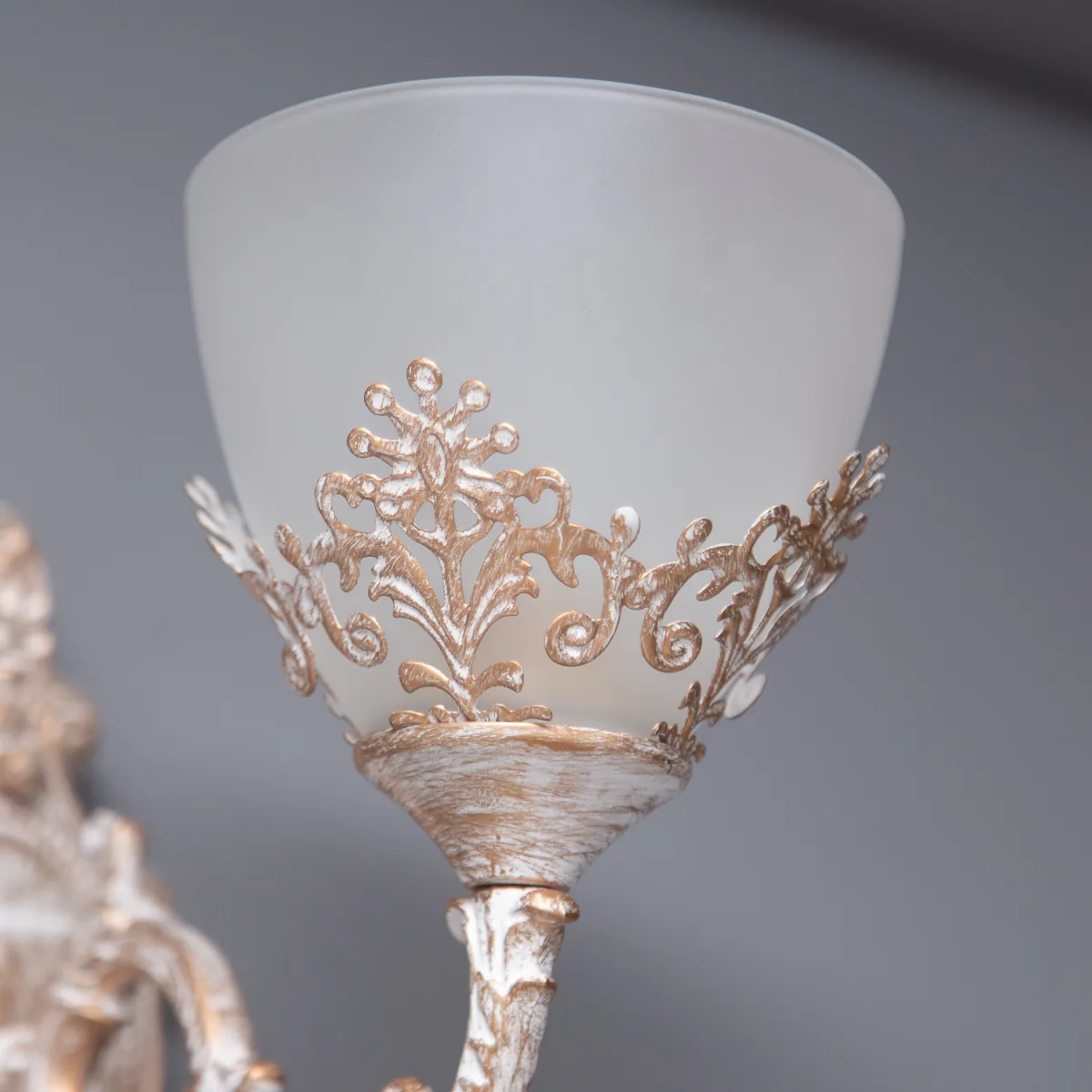 Aplică Vintage Alb-Antichizat cu 1 Sursă de Lumină – Design Retro cu Abajur Sticlă Mată și Detalii Filigran, Ideală pentru Hol, Dormitor sau Living - imagine 2