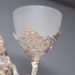 Aplică Vintage Alb-Antichizat cu 1 Sursă de Lumină – Design Retro cu Abajur Sticlă Mată și Detalii Filigran, Ideală pentru Hol, Dormitor sau Living - imagine 2