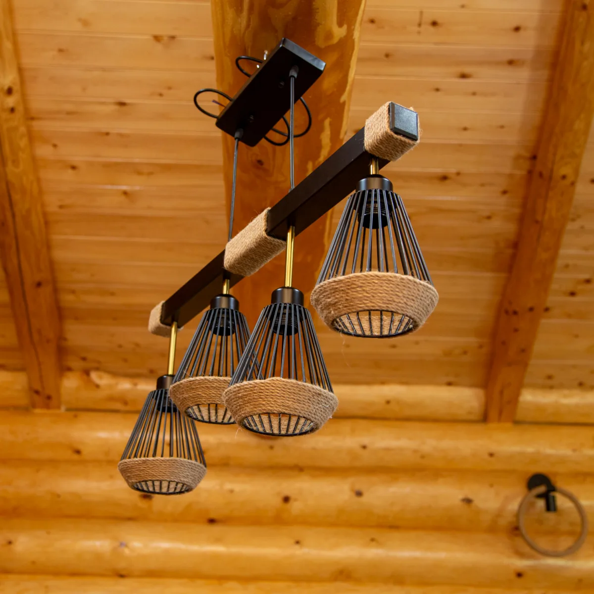 Lustră Suspendată Liniară Rustic-Industrială 73 cm – Metal Negru cu Accente din Sfoară Naturală, 4 Becuri E27 - imagine 5