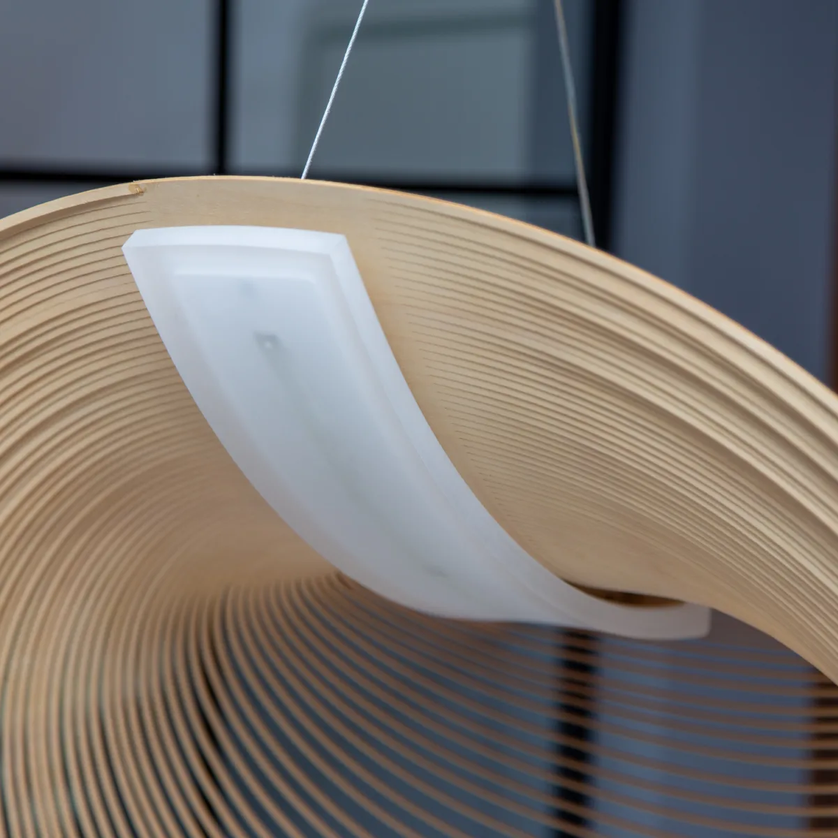 Lustră LED Suspendată Spirală Ovală 80 cm – Structură Aurie cu Design Circular, LED Integrat - imagine 3