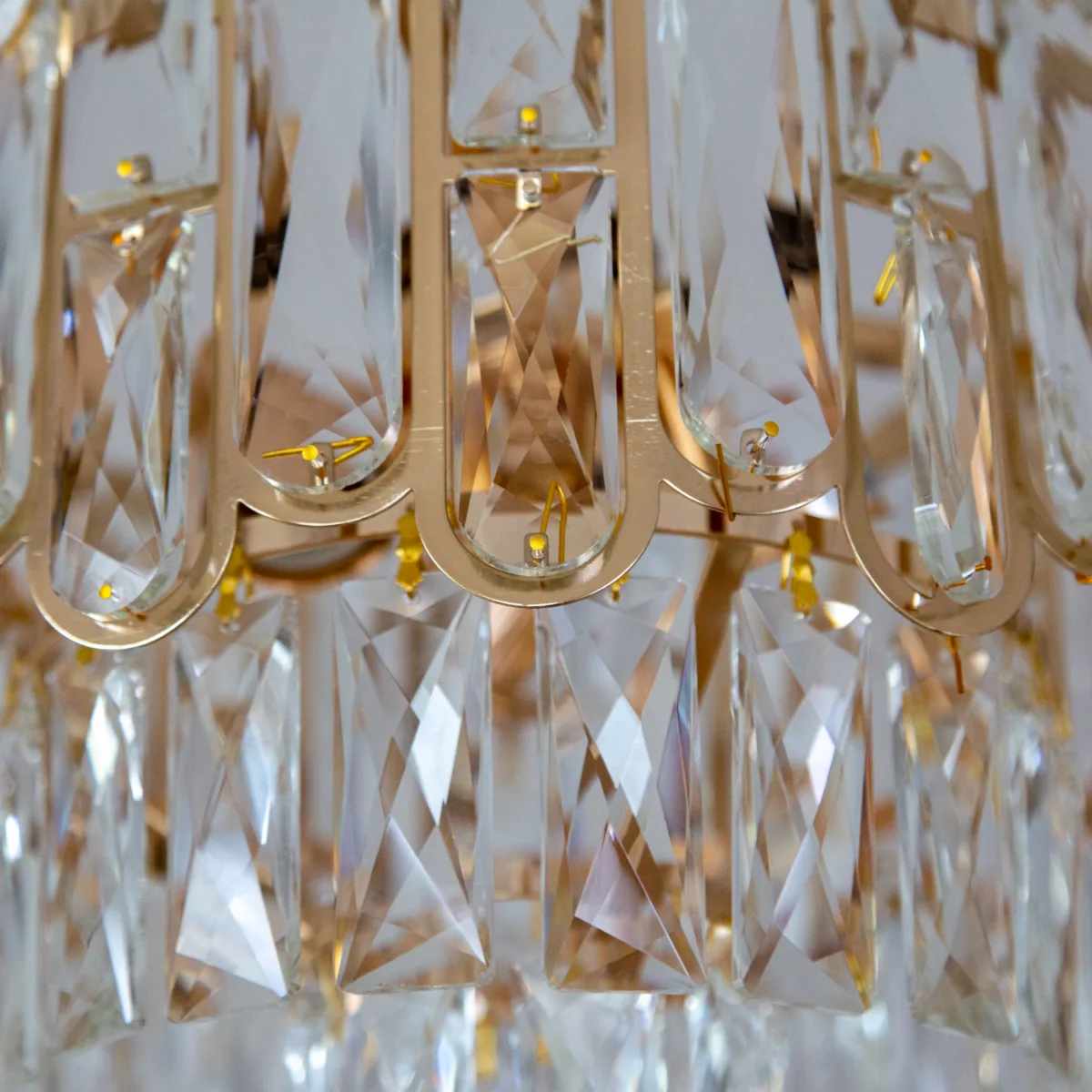 Candelabru Diamond Glow Gold 30 cm – Cristale K9 Transparente și Metal Auriu, 3 Surse E27, Design Elegant pentru Hol și Dormitor - imagine 12